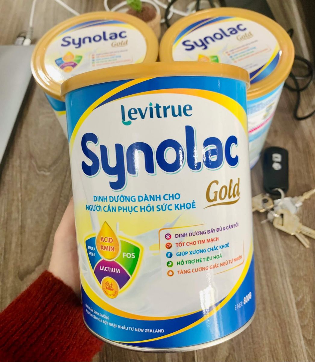 Trên tay hộp sữa synolac gold 800g cho người lớn